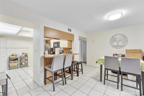 Condo in Miami, Florida, 2 bedrooms  № 1682115 - photo 6
