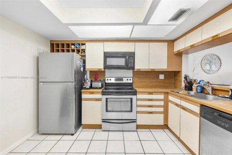 Condo in Miami, Florida, 2 bedrooms  № 1682115 - photo 12
