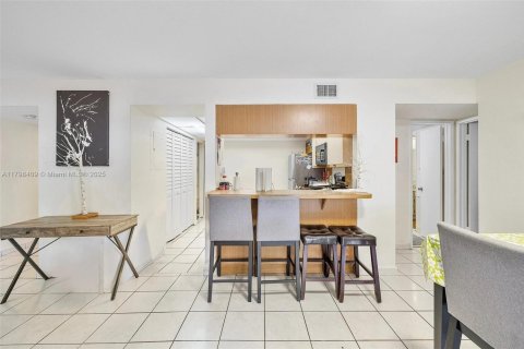 Condo in Miami, Florida, 2 bedrooms  № 1682115 - photo 8