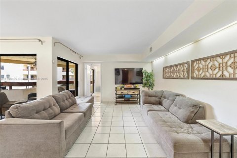 Condo in Miami, Florida, 2 bedrooms  № 1682115 - photo 2