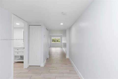 Condo in Pembroke Pines, Florida, 1 bedroom  № 2018865 - photo 26