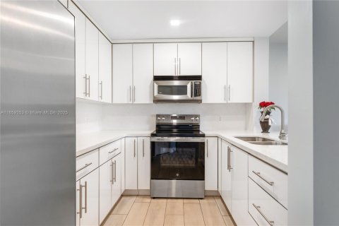 Condo in Pembroke Pines, Florida, 1 bedroom  № 2018865 - photo 2