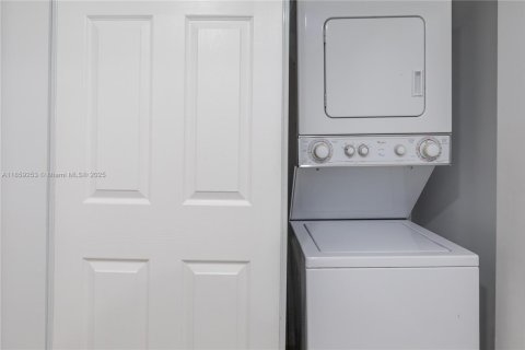 Condo in Pembroke Pines, Florida, 1 bedroom  № 2018865 - photo 4