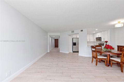 Condo in Pembroke Pines, Florida, 1 bedroom  № 2018865 - photo 19