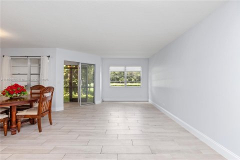 Condo in Pembroke Pines, Florida, 1 bedroom  № 2018865 - photo 15