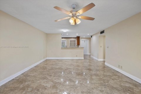 Condo in Hallandale Beach, Florida, 2 bedrooms  № 1807898 - photo 24