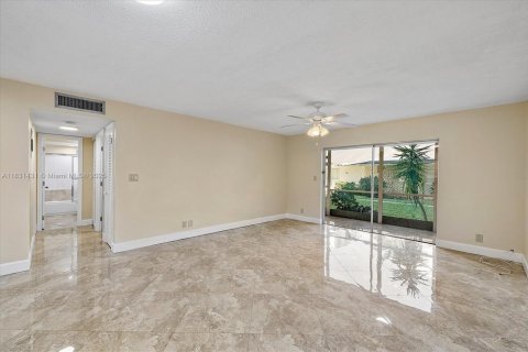 Condo in Hallandale Beach, Florida, 2 bedrooms  № 1807898 - photo 8