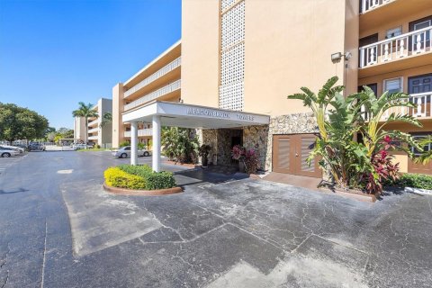 Condo in Hallandale Beach, Florida, 2 bedrooms  № 1807898 - photo 1