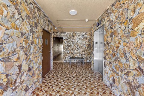 Condo in Hallandale Beach, Florida, 2 bedrooms  № 1807898 - photo 20