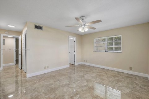 Condo in Hallandale Beach, Florida, 2 bedrooms  № 1807898 - photo 15