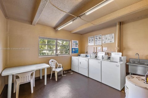 Condo in Hallandale Beach, Florida, 2 bedrooms  № 1807898 - photo 26