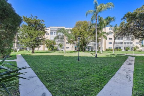 Condo in Hallandale Beach, Florida, 2 bedrooms  № 1807898 - photo 30
