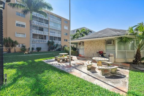 Condo in Hallandale Beach, Florida, 2 bedrooms  № 1807898 - photo 27