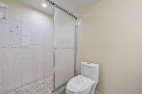 Condo in Hallandale Beach, Florida, 2 bedrooms  № 1807898 - photo 11