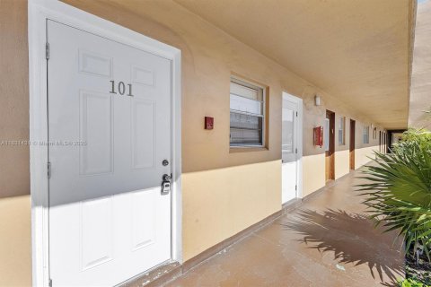 Condo in Hallandale Beach, Florida, 2 bedrooms  № 1807898 - photo 2