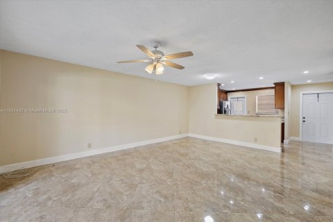 Condo in Hallandale Beach, Florida, 2 bedrooms  № 1807898 - photo 9