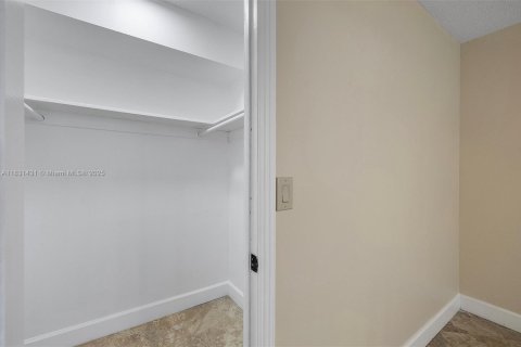 Condo in Hallandale Beach, Florida, 2 bedrooms  № 1807898 - photo 25