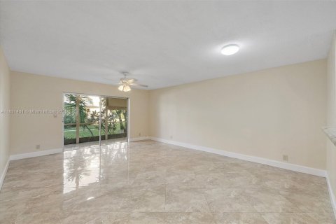 Condo in Hallandale Beach, Florida, 2 bedrooms  № 1807898 - photo 22