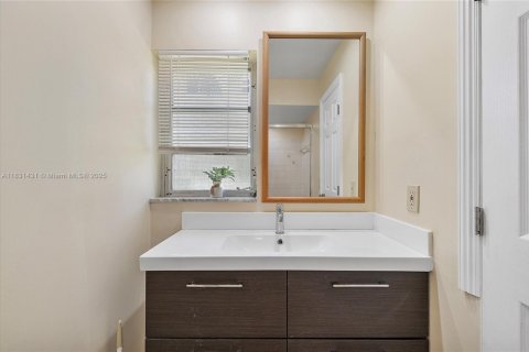 Condo in Hallandale Beach, Florida, 2 bedrooms  № 1807898 - photo 17