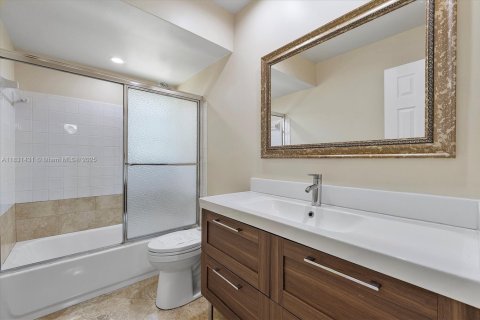 Condo in Hallandale Beach, Florida, 2 bedrooms  № 1807898 - photo 12