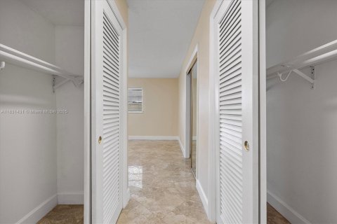 Condo in Hallandale Beach, Florida, 2 bedrooms  № 1807898 - photo 13
