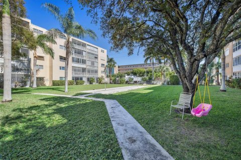 Condo in Hallandale Beach, Florida, 2 bedrooms  № 1807898 - photo 28