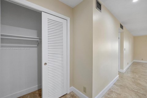 Condo in Hallandale Beach, Florida, 2 bedrooms  № 1807898 - photo 21