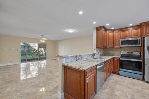 Condo in Hallandale Beach, Florida, 2 bedrooms  № 1807898 - photo 6
