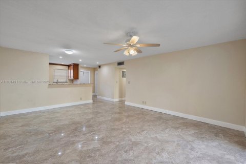 Condo in Hallandale Beach, Florida, 2 bedrooms  № 1807898 - photo 7