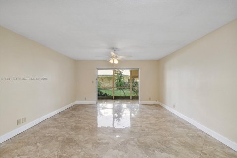 Condo in Hallandale Beach, Florida, 2 bedrooms  № 1807898 - photo 23