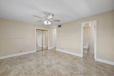 Condo in Hallandale Beach, Florida, 2 bedrooms  № 1807898 - photo 16
