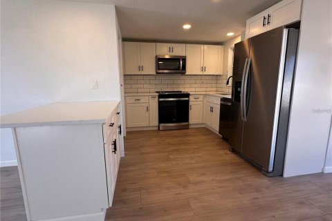 Casa en alquiler en Port Richey, Florida, 2 dormitorios, 93.18 m2 № 1842245 - foto 3