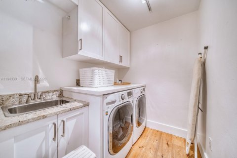 House in South Miami, Florida 4 bedrooms, 201.13 sq.m. № 2000227 - photo 27