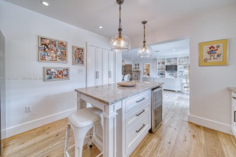 House in South Miami, Florida 4 bedrooms, 201.13 sq.m. № 2000227 - photo 7