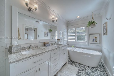 House in South Miami, Florida 4 bedrooms, 201.13 sq.m. № 2000227 - photo 18