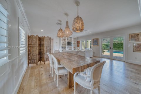 House in South Miami, Florida 4 bedrooms, 201.13 sq.m. № 2000227 - photo 6