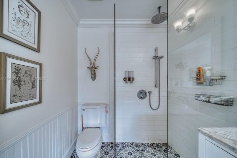 House in South Miami, Florida 4 bedrooms, 201.13 sq.m. № 2000227 - photo 19