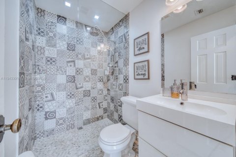 House in South Miami, Florida 4 bedrooms, 201.13 sq.m. № 2000227 - photo 24