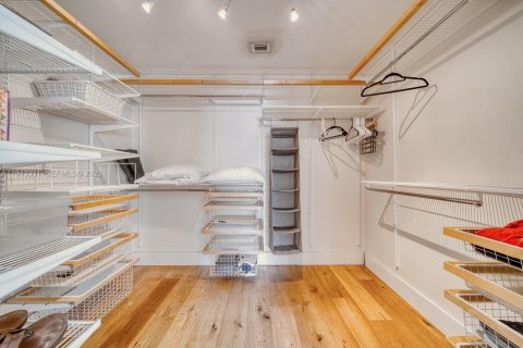 House in South Miami, Florida 4 bedrooms, 201.13 sq.m. № 2000227 - photo 16