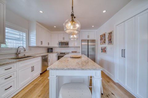 House in South Miami, Florida 4 bedrooms, 201.13 sq.m. № 2000227 - photo 8