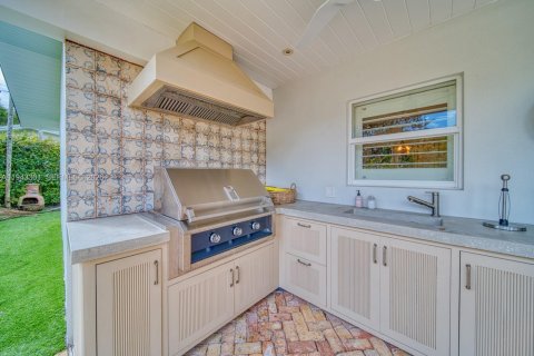 House in South Miami, Florida 4 bedrooms, 201.13 sq.m. № 2000227 - photo 30