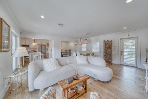 House in South Miami, Florida 4 bedrooms, 201.13 sq.m. № 2000227 - photo 4