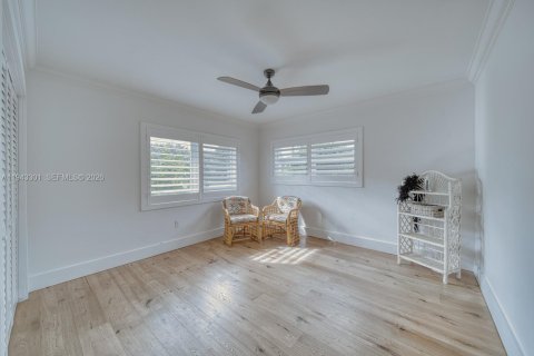 House in South Miami, Florida 4 bedrooms, 201.13 sq.m. № 2000227 - photo 23