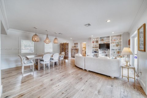 House in South Miami, Florida 4 bedrooms, 201.13 sq.m. № 2000227 - photo 5