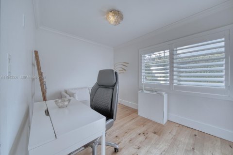 House in South Miami, Florida 4 bedrooms, 201.13 sq.m. № 2000227 - photo 20