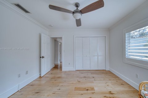 House in South Miami, Florida 4 bedrooms, 201.13 sq.m. № 2000227 - photo 22