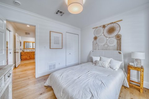 House in South Miami, Florida 4 bedrooms, 201.13 sq.m. № 2000227 - photo 26