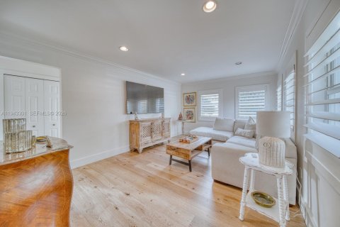 House in South Miami, Florida 4 bedrooms, 201.13 sq.m. № 2000227 - photo 11