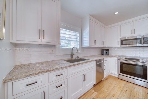 House in South Miami, Florida 4 bedrooms, 201.13 sq.m. № 2000227 - photo 10