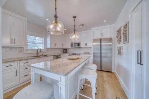 House in South Miami, Florida 4 bedrooms, 201.13 sq.m. № 2000227 - photo 9